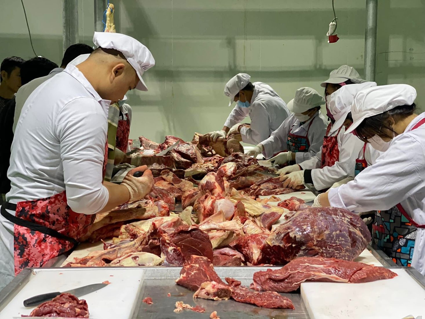 Pha cắt nguyên liệu thịt tại cơ sở